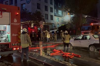 Motosikletteki yangın, 4 katlı binayı ve girişteki iş yerini sardı