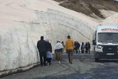 Nemrut’taki 10 metrelik kar tünellerine yoğun ilgi