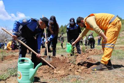 ’Orman Benim’ diyen Elazığlılar çöp toplayıp fidan dikti