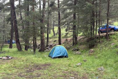 Ormana yıldırım düştü. Kamp yapan aileden 3 kişi yaralandı