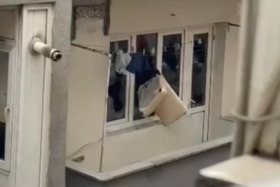 Sinir krizi geçirdi: Evin camlarını kırıp eşyaları sokağa attı