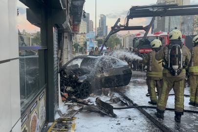 Şişli'de otomobil iş yerine girdi, 2 kişi yaralandı