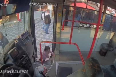 Şoför ağlayınca fark etti. 2 yaşındaki çocuk emekleyerek halk otobüsüne bindi