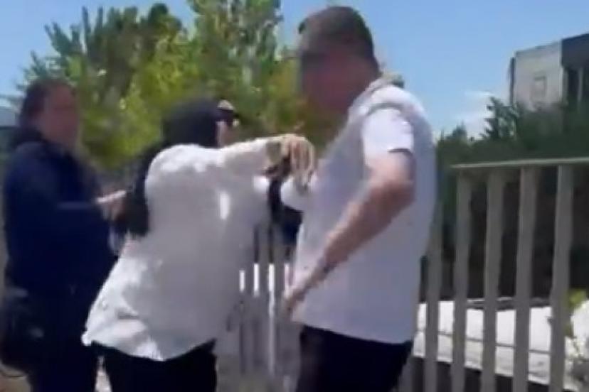 Sokakta kadına şiddete başka bir kadın müdahale etti