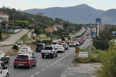 Tatilci akını devam ediyor: 22 kilometre araç kuyruğu oluştu