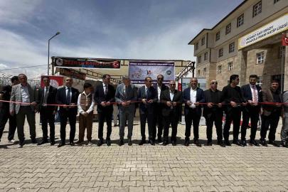 Yüksekova’da TÜBİTAK şenliği: Bilim ve yöresel lezzetler bu fuarda buluştu