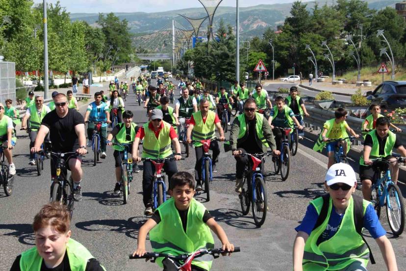 Bingöl’de onlarca kişi sağlıklı yaşam için pedal çevirdi