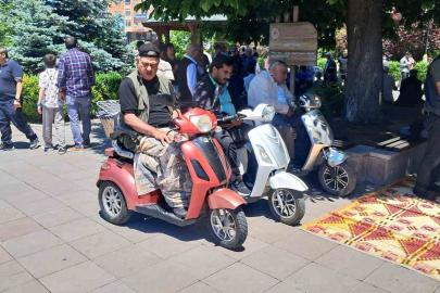 Cami bahçesinde akülü bisikletle saf tuttular