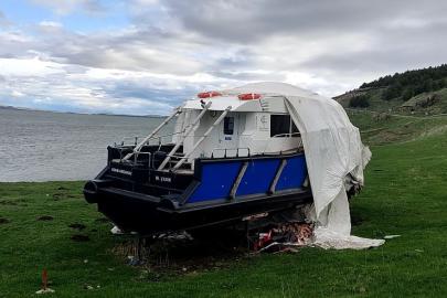Çıldır Gölü kıyısına çekilen teknenin akıbeti merak konusu