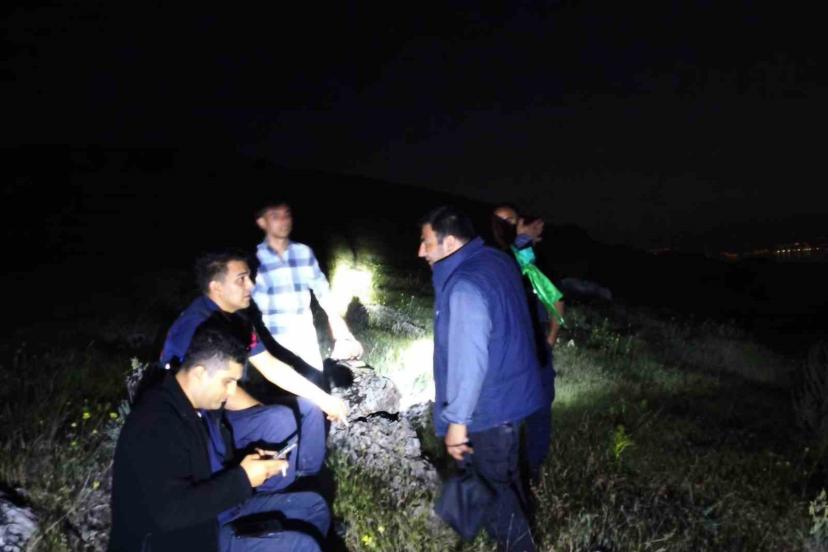 Dağlık alanda mahsur kalan baba ve oğlu kurtarıldı
