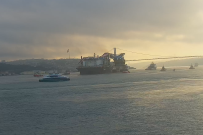 Dev vinç gemisi İstanbul Boğazı'ndan geçiyor. Boğaz gemi trafiğine kapatıldı