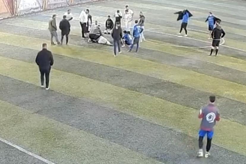 Halı sahada dili boğazına kaçan oyuncuya müdahale kamerada