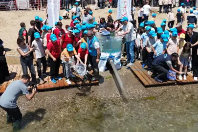 İzmit Körfezi’ne 100 yapay resif ve 6 bin balık bırakıldı