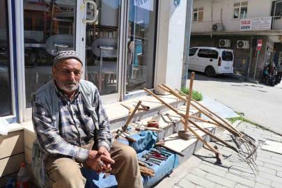 Kaldırımda satışa çıkardığı tarım aletlerini hayırsever iş insanı satın aldı