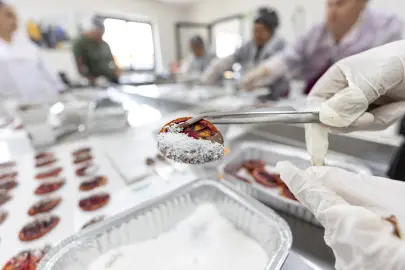 Mersin’de kan portakalı çikolatayla buluştu