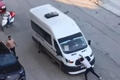 Önünü kestiği yolcu minibüsünü yumrukladı