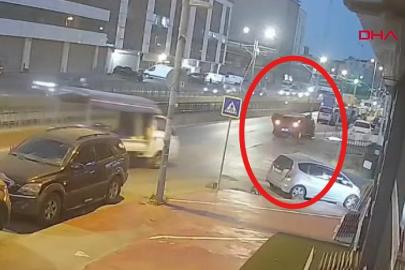 Otomobil, aydınlatma direğine çarptı; sürücü ve yanındaki kişi kaçtı