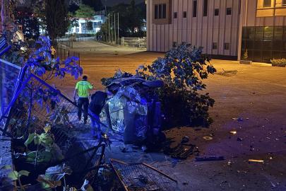 Sıkıştırılan otomobil takla attı. 4 kişi yaralandı, sürücü firarda