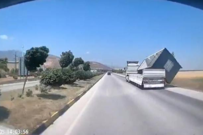 TIR'da yüklü konteyner, fırtınada düştü