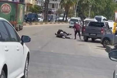 Trafikte dehşet: 2 kişi, kamyonet sürücüsünü sopayla darbetti