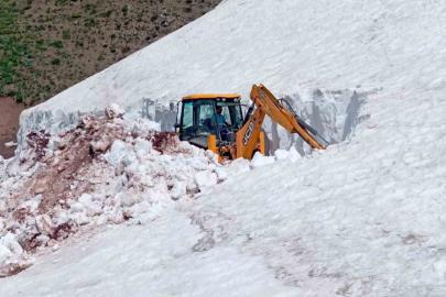 Tunceli’de haziran ortasında karla mücadele sürüyor