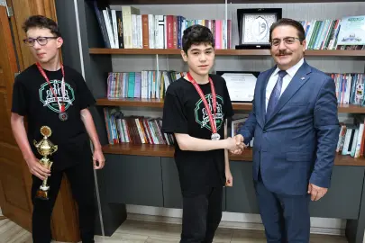 Türkiye ikincisi satranç takımından İl Milli Eğitim'e ziyaret