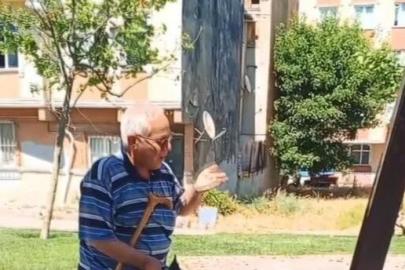 Uçmasına yardım ettiği yavru karganın annesi saldırdı