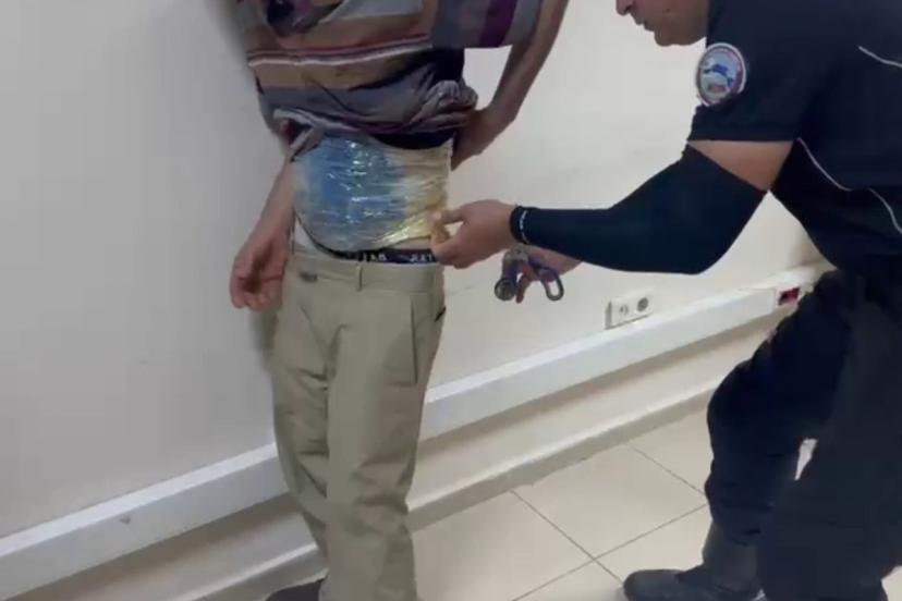 Uyuşturucuyu bantla beline ve bacaklarına saran zehir taciri hayrete düşürdü