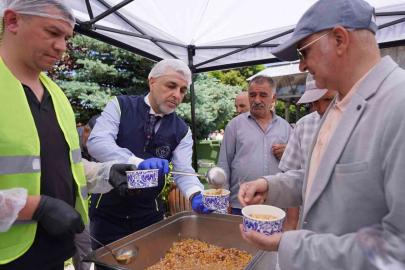 Yakutiye Belediyesi Cuma Namazı çıkışı aşure dağıttı