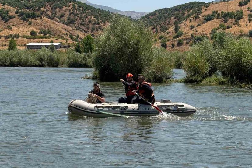 Baraj kapakları açıldı, nehrin ortasında mahsur kaldı