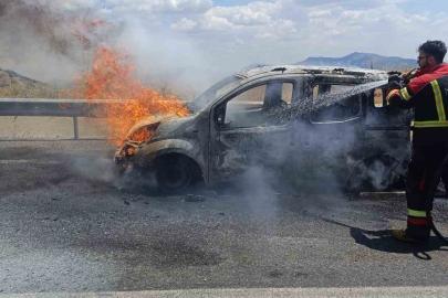 Bingöl’de yanan hafif ticari araç küle döndü