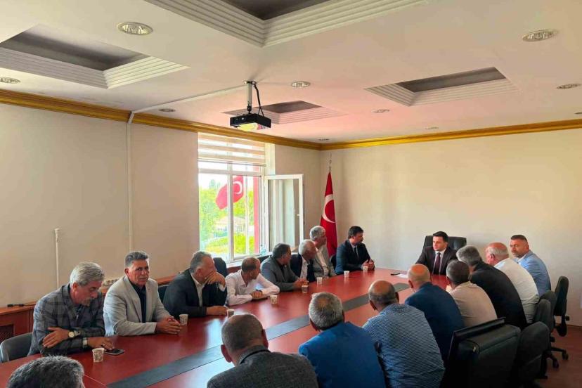 Digor’da köylerin sorunları masaya yatırıldı: Kaymakam Zengin muhtarlarla bir araya geldi