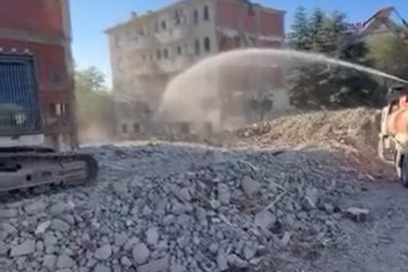 Elazığ’da 5 katlı bina korna sesi ile yıkıldı