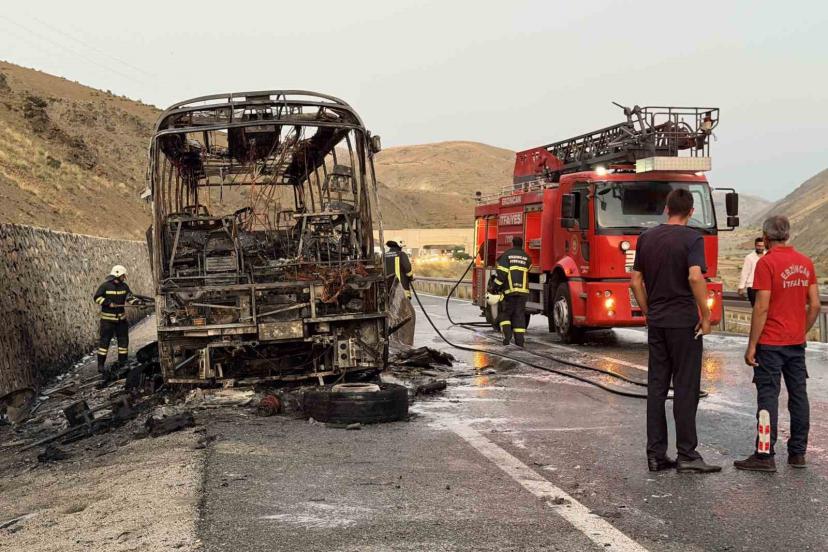 Erzincan-Sivas yolunda yolcu otobüsü alevlere teslim oldu