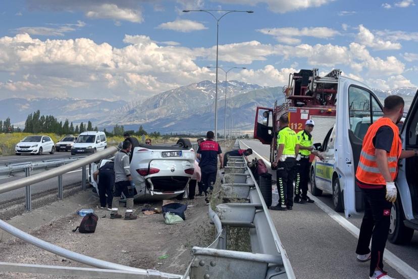 Erzincan’da ters dönen otomobilin sürücüsü kazayı yara almadan atlattı