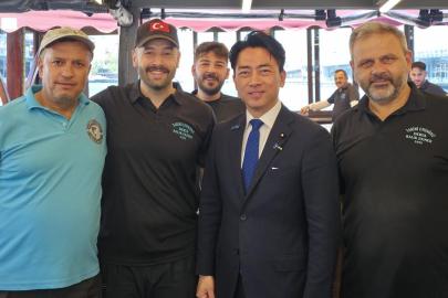 Japonya Savunma Bakanı Koizumi Eminönü'nde balık ekmek yedi