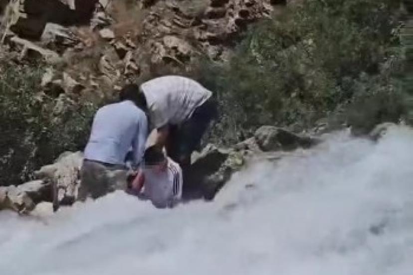 Kanispi Şelalesi’nde korku dolu anlar: Akıntının ortasında kalan çocuk son anda kurtarıldı