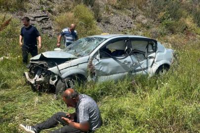 Kars’ta otomobil şarampole devrildi: 2 yaralı