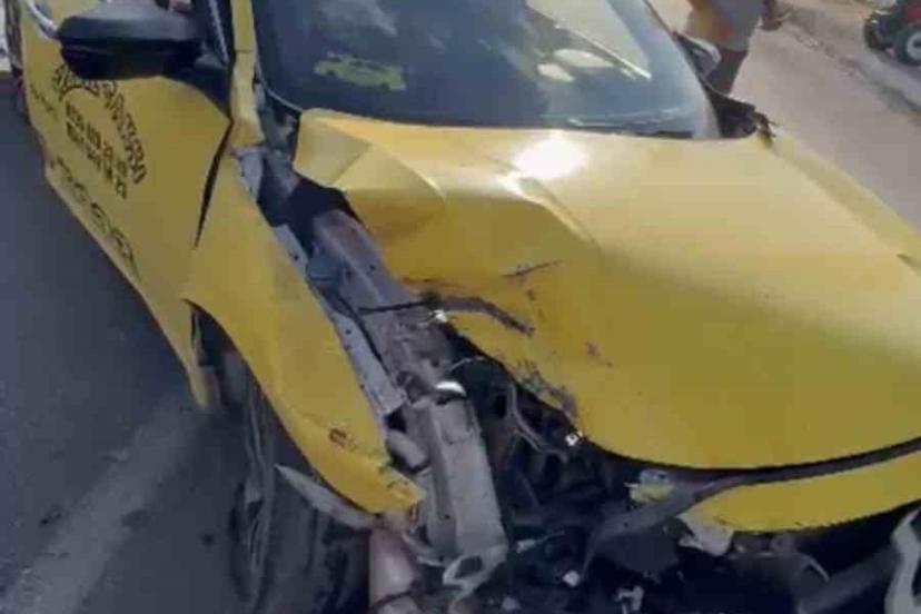 Patnos’ta hafif ticari taksi ile ot yüklü traktör çarpıştı: 3 yaralı