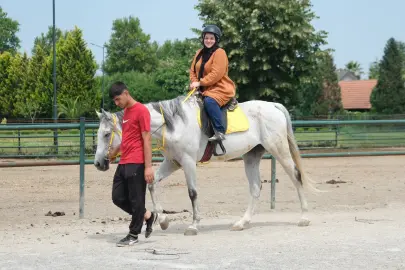 Sakarya'da sağlıklı yaşam yolculuğunda at biniciliği heyecanı
