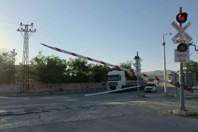 Van’da hemzemin geçitte sinyaller arızalanınca sürücüler zor anlar yaşadı