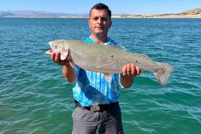 Amatör balıkçı oltayla 5,5 kiloluk alabalık yakaladı