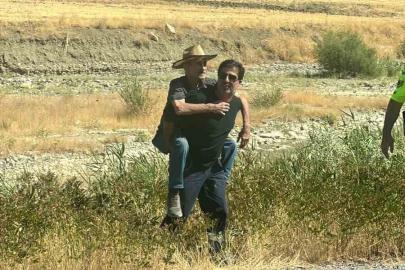 Araç dere yatağına savruldu, yaralının yardımına çevredekiler koştu