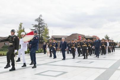 Bakan Güler, Devlet Büyükleri Anıt Mezarlığı'nı ziyaret etti