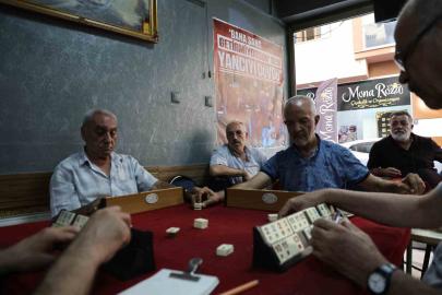 Bu kahvehanede masa yancıları ayrı masada oturuyor