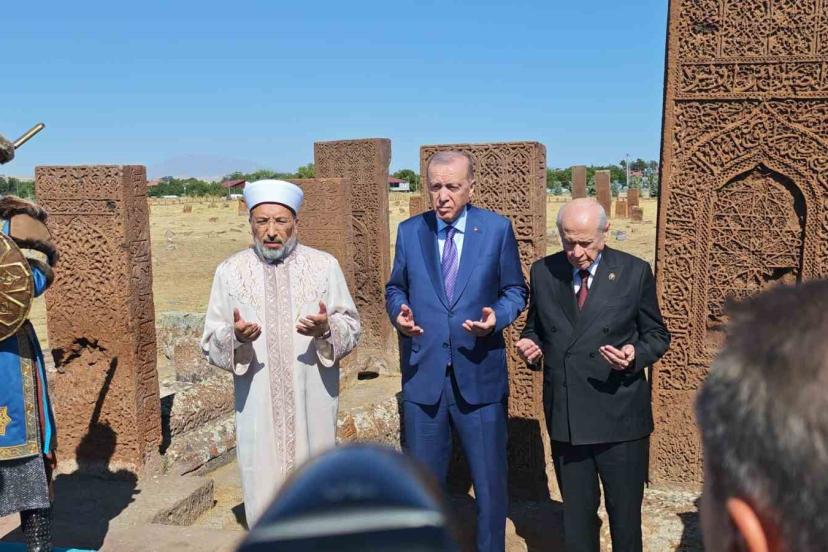 Cumhurbaşkanı Erdoğan Ahlat Selçuklu Kabristanını ziyaret etti