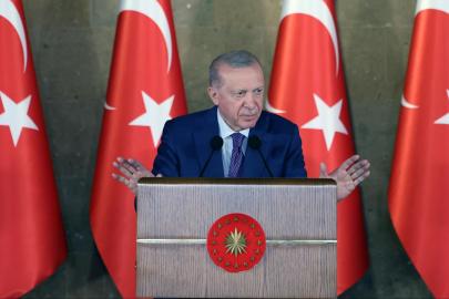 Cumhurbaşkanı Erdoğan: Türkiye Cumhuriyeti'ni de birilerinin lütfuyla değil, her evden bir yiğidi toprağa vererek kurduk