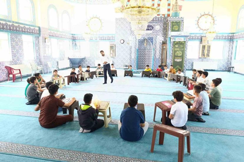 Edremit Şehitlik Camii Yaz Kur’an kursu öğrencilerine bağımlılıkla mücadele semineri