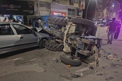 Elazığ’da otomobil ile traktör çarpıştı: 5 yaralı