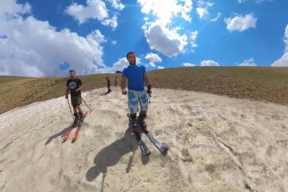 Erzincan’da ağustos sıcağında 3 bin 250 rakımda kayak keyfi